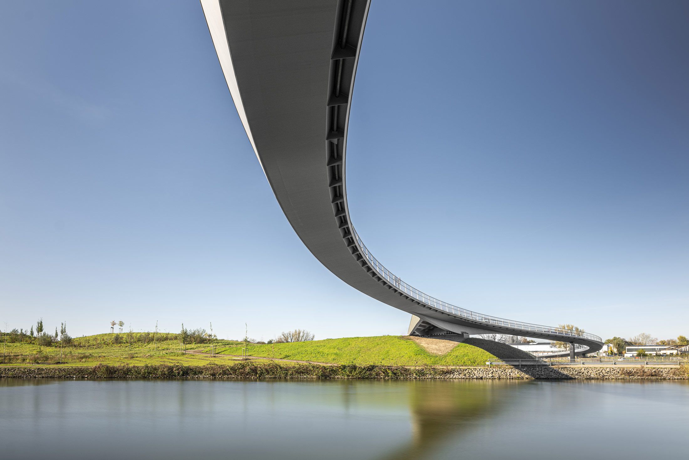 Architekturfotografie Brücke "Sprung über die Escher" von Aron Jungermann für DKFS Architects London