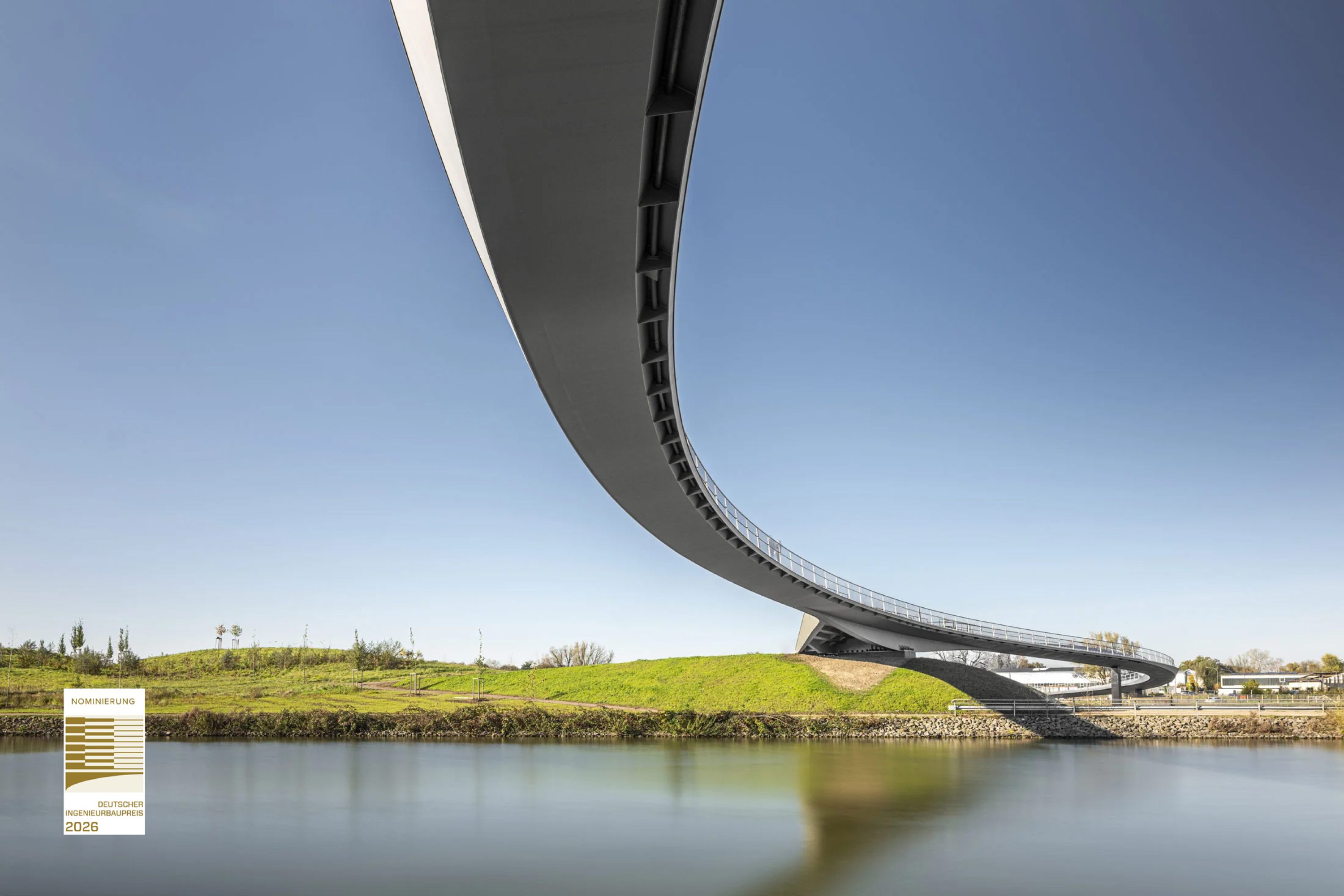 Architekturfotografie Brücke "Sprung über die Escher" von Aron Jungermann für DKFS Architects London. Nominiert für den Deutschen Ingenieursbaupreis.